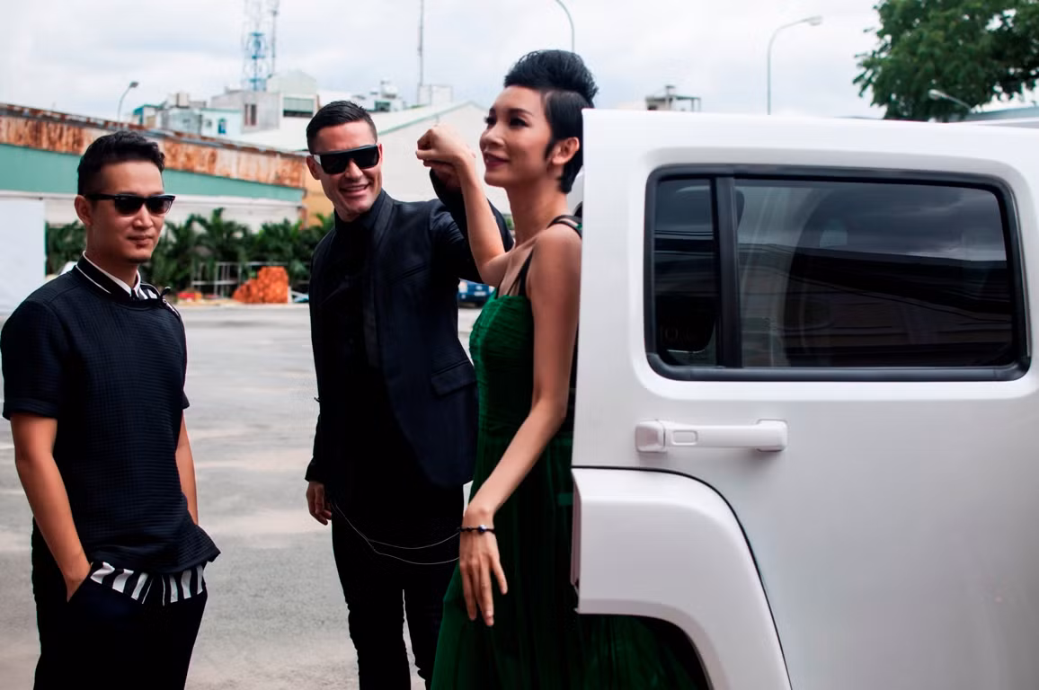 Nữ host xinh đẹp Xuân Lan xuất hiện nổi bật với chiếc đầm voan xanh, vai trần gợi cảm.