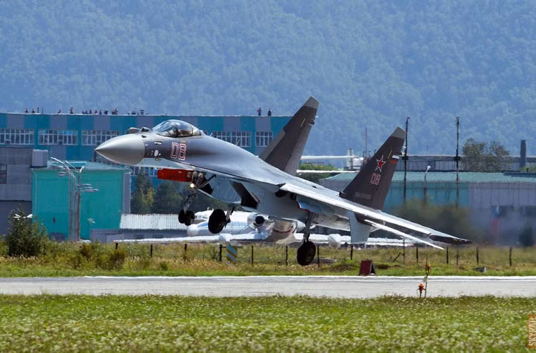 Toàn thân máy bay Su-35 ngiêng trái rất nhanh…