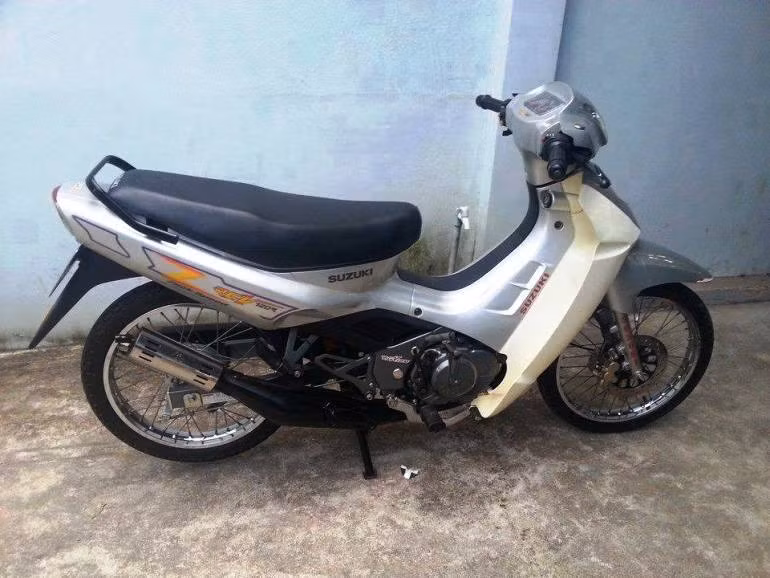 Mới đây, một chiếc Suzuki "Xì-po" đời 1999 được giới thiệu còn nguyên bản như mới có giá 300 triệu đang khiến dân chơi Việt phát sốt.