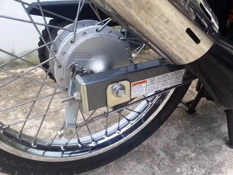 Đa phần Su Xì-po hiện nay bị dân chơi xe tại Việt Nam độ cho lên đĩa sau nhưng ở chiếc Xì-po này vẫn còn nguyên "zin". 