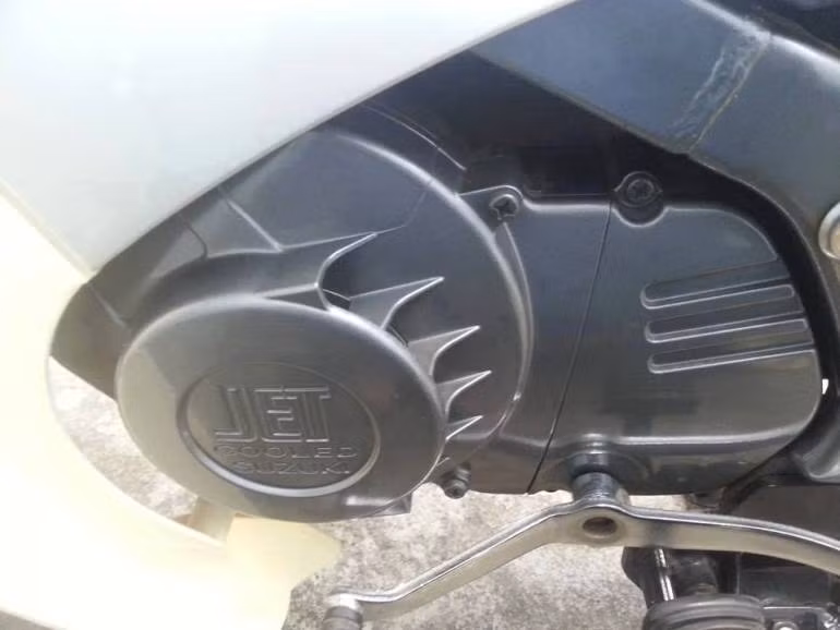 Hầu hết những mẫu "Xì-po" đều không được lắp ráp tại Việt Nam mà nhập khẩu từ Nhật Bản, Indonesia hoặc Thái Lan. Cho đến nay, vẫn còn rất nhiều người Việt đam mê "huyền thoại" một thời này của Suzuki. Trong ảnh là cận cảnh lốc máy mới cứng của chiếc Suzuki RGV 120.