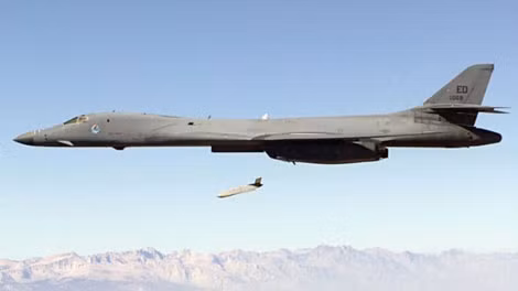 Tên lửa LRASM được phóng từ máy bay ném bom B-1B.