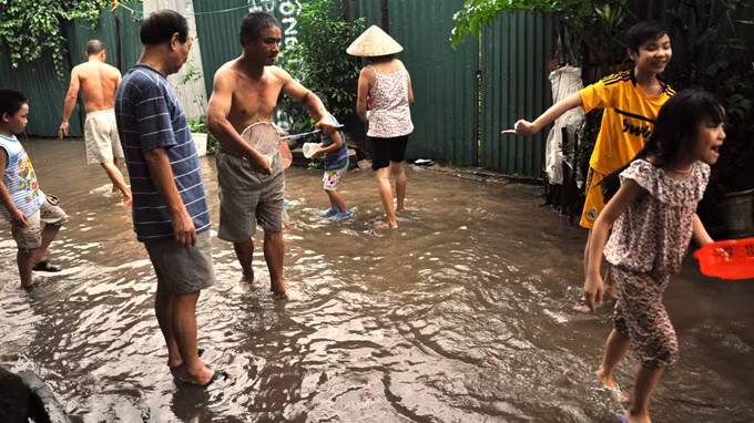 Ở đường phố Thủ đô cũng bắt được cá! Ảnh: Tuổi Trẻ