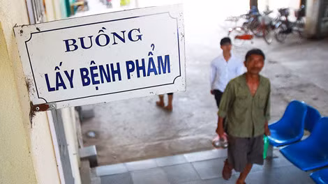 Buồng lấy bệnh phẩm tại khoa xét nghiệm Bệnh viện Đa khoa Hoài Đức (Hà Nội). Ảnh: Nguyễn Khánh
