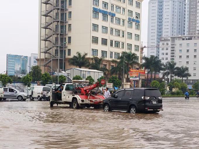Xe cứu hộ được huy động "cứu" ô tô. Ảnh: Tiền Phong