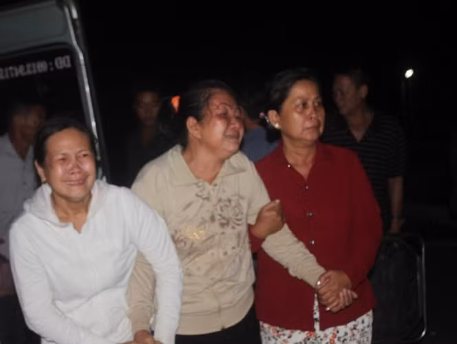 Người thân đau đớn khi nhìn thấy thi thể nạn nhân.