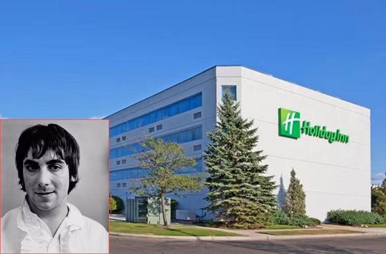 Keith Moon, tay trống ban nhạc The Who đã nổi đóa lên và đập vỡ toilet trong phòng khách sạn Holiday Inn Flint ở Michigan đúng dịp sinh nhật lần thứ 21 năm 1967.