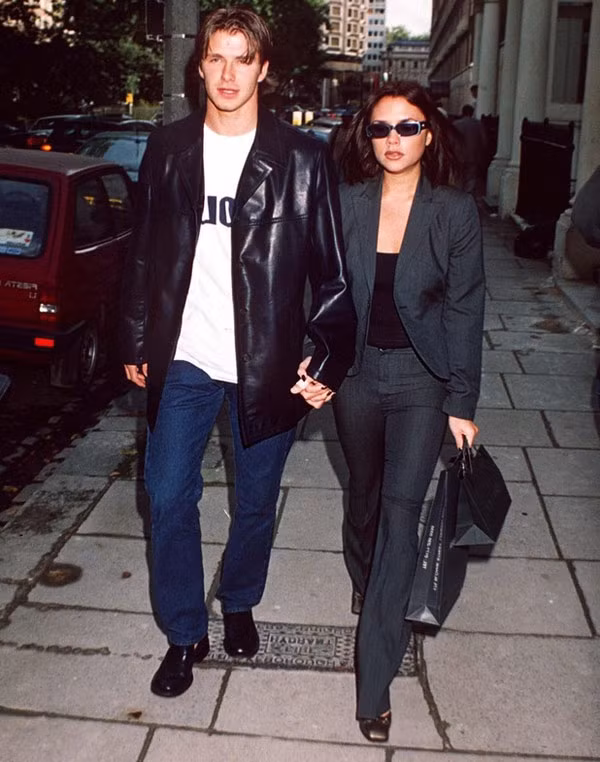 Năm 1997, cô hẹn hò với cầu thủ nổi tiếng David Beckham sau buổi gặp gỡ đầu tiên trong một trận đấu bóng từ thiện.