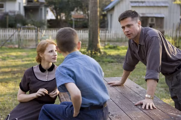 "The Tree of Life" của đạo diễn Terrence Malick xoay quanh hành trình cuộc đời của người con cả trong gia đình, Jack, khi phải cố gắng hoà thuận với người cha kỹ tính và trầm cảm (Brad Pitt). Trong buổi công chiếu phim ở Cannes năm 2011, nửa trong số 2400 khán giả la ó, chê bai bộ phim, trong khi nửa còn lại lại vỗ tay tán thưởng. Và cuối cùng bộ phim đã giành được giải Cành Cọ Vàng cho Phim xuất sắc LHP Cannes 64 năm 2011.