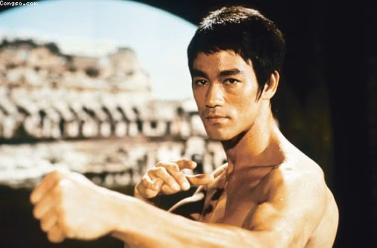 Ngôi sao võ thuật nổi tiếng Lý Tiểu Long qua đời ngày 20/7/1973 lúc sự nghiệp đang rực rỡ nhất.Hôm đó nam diễn viên 32 tuổi uống một liều thuốc giảm đau vì chứng đau đầu hành hạ và anh đã hôn mê không tỉnh lại được nữa. Sau nhiều tranh cãi, các bác sĩ kết luận Lý Tiểu Long qua đời do tai nạn bất ngờ và chứng phù não.