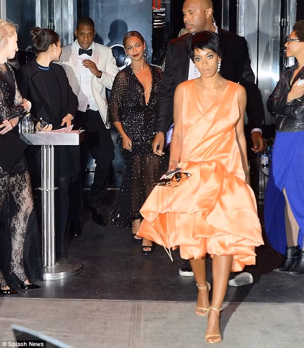 Khuôn mặt Solange buồn bã khi bước ra thang máy, sau vụ đánh đấm anh rể Jay Z.