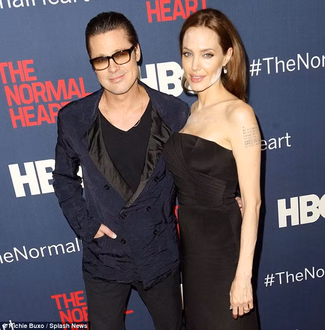 Thời gian này, nữ minh tinh Hollywood đang rất bận rộn ra mắt bộ phim mới Maleficent. Ngoài những lần dự buổi công chiếu phim, cô còn tham dự rất nhiều buổi chụp ảnh quảng bá đứa con tinh thần mới chào đời.