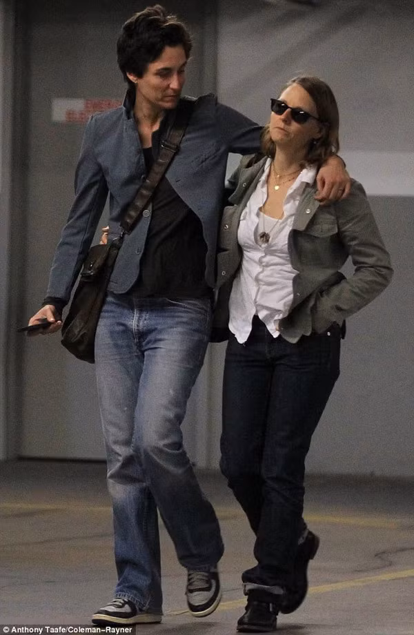 Jodie Foster (phải) và bạn đời Alexandra Hedison.