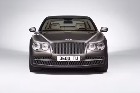 Continental Flying Spur được đánh giá là mẫu sedan hạng sang động cơ 12 xi-lanh thành công nhất trên thế giới và chiếm vai trò chủ chốt trong sự tái sinh của Bentley. Trong ảnh: Bentley Continental Flying Spur 2014