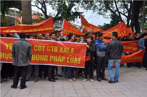 Khách hàng tập chung phản đối tại sàn BĐS Mường Thanh.