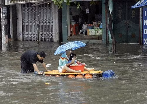 Tại cuộc họp chỉ đạo phòng chống siêu bão Haiyan ngày 9/11, Thủ tướng Nguyễn Tấn Dũng cũng khuyến cáo Hà Nội đề phòng ảnh hưởng từ cơn bão, mưa lớn diện rộng, có thể tái diễn trận ngập lụt năm 2008. (Ảnh: Thuyền bè tự chế trong trận lụt lịch sử năm 2008).