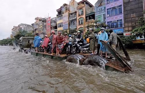 Còn đây là phương tiện giao thông vượt ngập lụt do Telegraph chụp năm 2008.