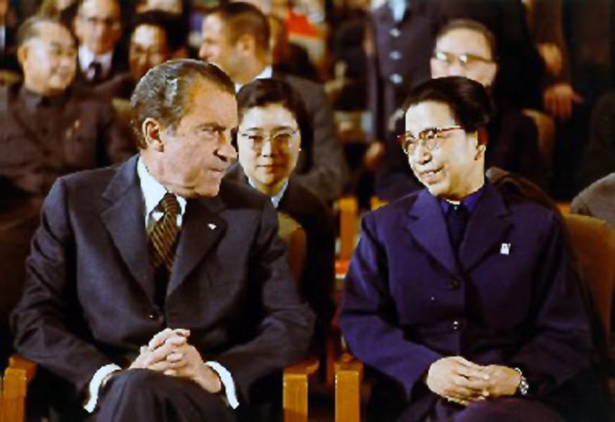 Tổng thống Nixon trao đổi với bà Giang Thanh, người phụ nữ quyền lực nhất Trung Quốc thời điểm đó.