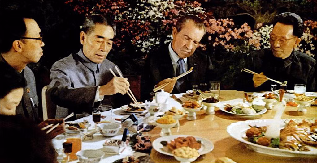 Nixon có vẻ lạ lẫm khi sử dụng đũa, một vật dụng vốn không quen thuộc với người Mỹ.