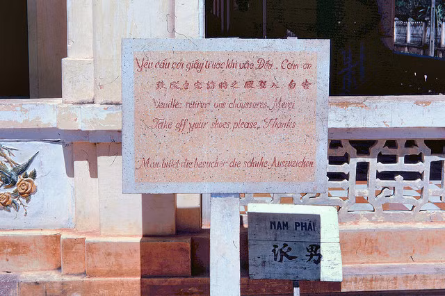 Tấm biển đặt trước lối vào tòa thánh.