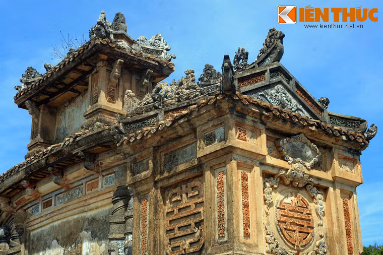 Thân và bệ đài được trang trí theo các mô típ rồng, lân, chữ thọ cách điệu cùng đề tài khác như tứ quý (mai, lan, cúc, trúc), kỷ hà... Các hoạ tiết trang trí, kiến trúc, điêu khắc đều mang phong cách kiến trúc thời Nguyễn.