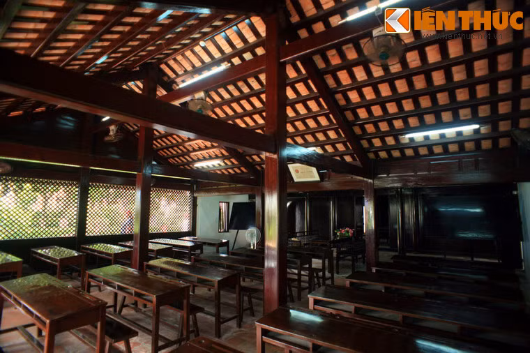 Tháng 8/1910, chàng thanh niên Nguyễn Tất Thành được ông nghè Trương Gia Mô - vốn là bạn đồng liêu cũ của cụ Nguyễn Sinh Sắc - giới thiệu đến Phan Thiết dạy học tại ngôi trường này.
