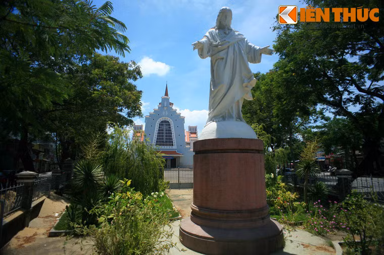 Phía trước khuôn viên nhà thờ có tượng Chúa Jesus.