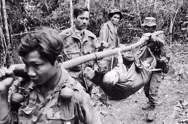  Chuyển một thương binh vừa bị cụt chân do mìn khỏi vùng chiến sự, tháng 4/1974. 