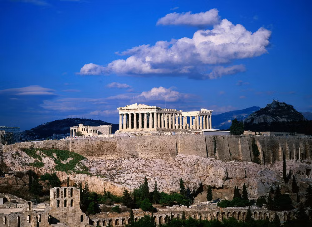 Tọa lạc trên một núi đá cao 150m có bề mặt bằng phẳng ở thủ đô Athens của Hi Lạp, Acropolis là tòa thành cổ nổi tiếng bậc nhất trên thế giới, đồng thời là kỳ quan kiến trúc số một của nền văn minh Hi Lạp còn tồn tại đến ngày nay.
