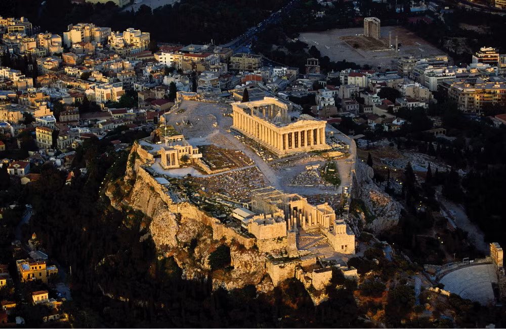 Các công trình của Acropolis được xây dựng với phong cách kiến trúc Doric của Hi Lạp. Ngày nay quần thể kiến trúc Acropolis còn lại những công trình chính là cổng Propylaia, đền Erechtheion, đền Nike và đền Parthenon.