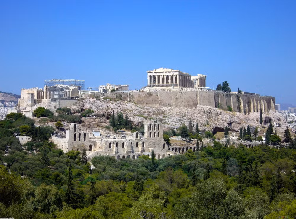 Acropolis trong tiếng Hi Lạp vốn có nghĩa là thành phòng thủ. Tại Hi Lạp thời xưa, mỗi thành phố đều có một acropolis kiên cố, là nơi dân chúng sẽ lánh nạn khi bị kẻ thù tấn công.