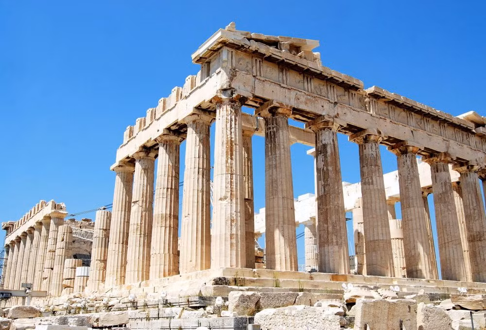 Đền Parthenon, tâm điểm của Acropolis được coi là công trình kiến trúc đẹp nhất của nghệ thuật Hy Lạp cổ đại và cũng là công trình đẹp nhất trong lịch sử kiến trúc thế giới.