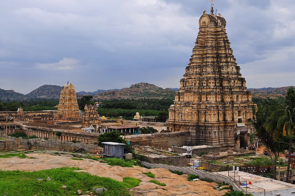 Với những giá trị to lớn về lịch sử và kiến trúc, Hampi đã được mệnh danh là 1 trong 7 kỳ quan của văn minh Ấn Độ, đồng thời được UNESCO công nhận là Di sản văn hóa thế giới vào năm 1986.