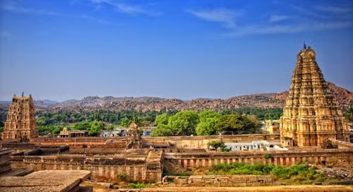 Điểm nhấn nổi bật của Hampi là các khu đền Hindu hoành tráng như đền Virupaksha, Vittala, ngoài ra còn các thành lũy, cung điện và nhiều công trình kiến trúc mang những chức năng khác nhau.