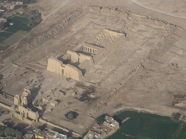 10. Đền Medinet Habu ở phía Tây của Luxor được các Pharaoh Hatshepsut và Tutmosis III cho xây dựng để thờ thần Amun, có quy mô chỉ đứng sau đền Karnak. Ngôi đền này hiện tại đã bị hủy hoại nhiều.