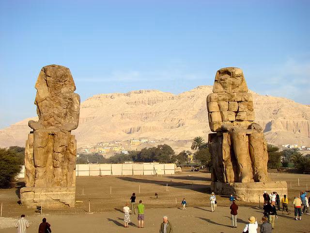 8. Colossi của Memnon là hai tượng đài đá khổng lồ thể hiện hình ảnh Pharaoh Amenhotep III ngồi trên ngai vàng, được xây dựng khoảng năm 1350 TCN . Nhiệm vụ của hai bức tượng này là canh gác lối vào của đền thờ, nơi chôn cất Amenhotep. Tiếc rằng ngôi đền này đã bị hủy hoại hoàn toàn.
