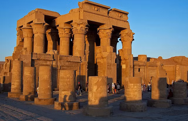 9. Đền Kom Ombo nằm trên một đụn cát cao gần sông Nile, được xây dựng dưới triều đại Ptolemaic. Công trình này gồm hai đền thờ nhỏ giống hệt nhau về cấu trúc và nội thất.