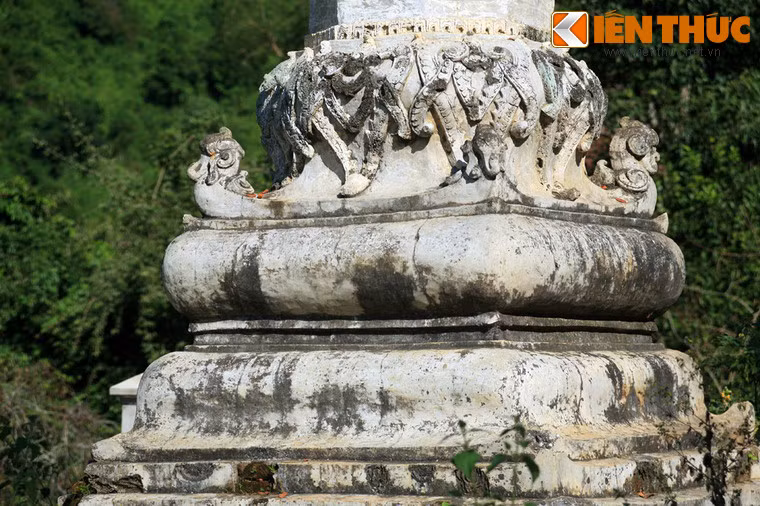 Đặc biệt là hình tượng rồng lại xuất hiện, với những con rồng được đắp nổi uốn mình quanh thân tháp, đầu và đuôi rồng chụm vào nhau tạo thành hình số tám. Những con rồng này mang trên mình lớp vảy đặc trưng, không giống phong cách thể hiện rồng truyền thống của người Việt.