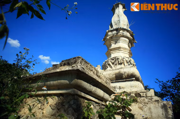 Mặt trước của tháp còn có một bệ đài, dù không còn nguyên vẹn nhưng vẫn thể hiện được những đường nét trang trí tinh xảo.