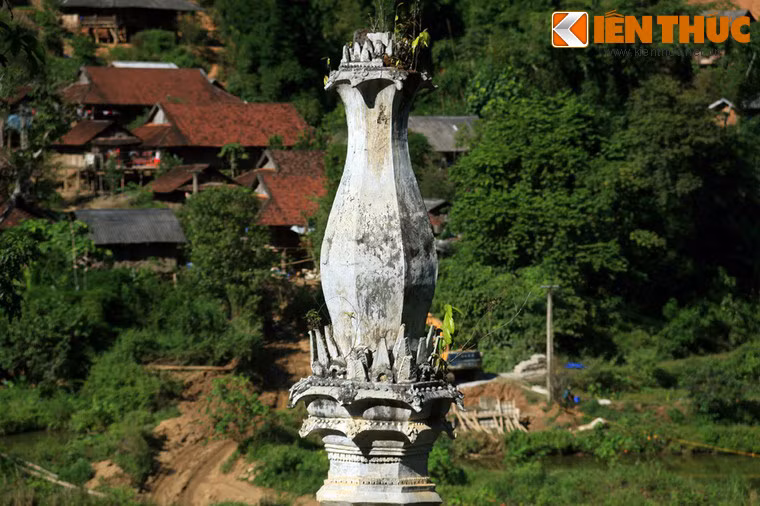 Phần đỉnh tháp được trang trí giống thân tháp, chỉ khác về kích thước được thu nhỏ để tạo nên vẻ đẹp mềm mại và thanh tú của tháp.