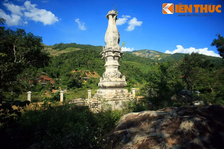 Khác với tháp Mường Luân, lịch sử của ngọn tháp ở Chiềng Sơ là không rõ ràng. Khi người dân tộc Thái đến đây định canh vào năm 1937 đã thấy tháp bị bỏ hoang.