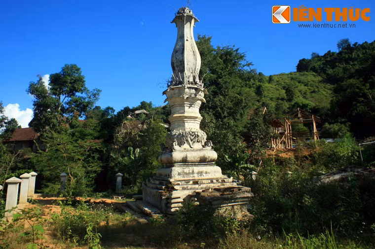 Cũng giống như tháp Mường Luân, cạnh tháp Chiềng Sơ từng có một ngôi chùa, giờ đã không còn nữa.