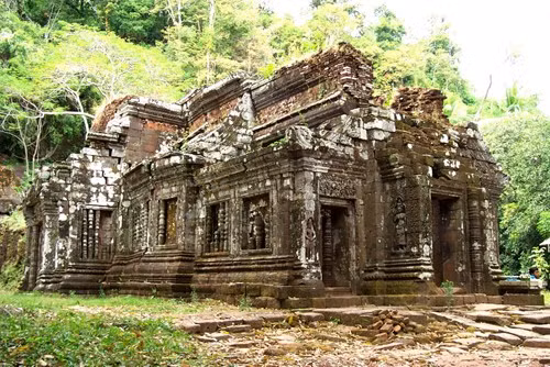 Mặc dù các công trình kiến trúc ở Wat Phou bắt đầu được xây dựng từ thế kỷ thứ 5, nhưng các cấu trúc còn sót lại ở nơi đây thì có niên đại từ thế kỷ 11 - 13.