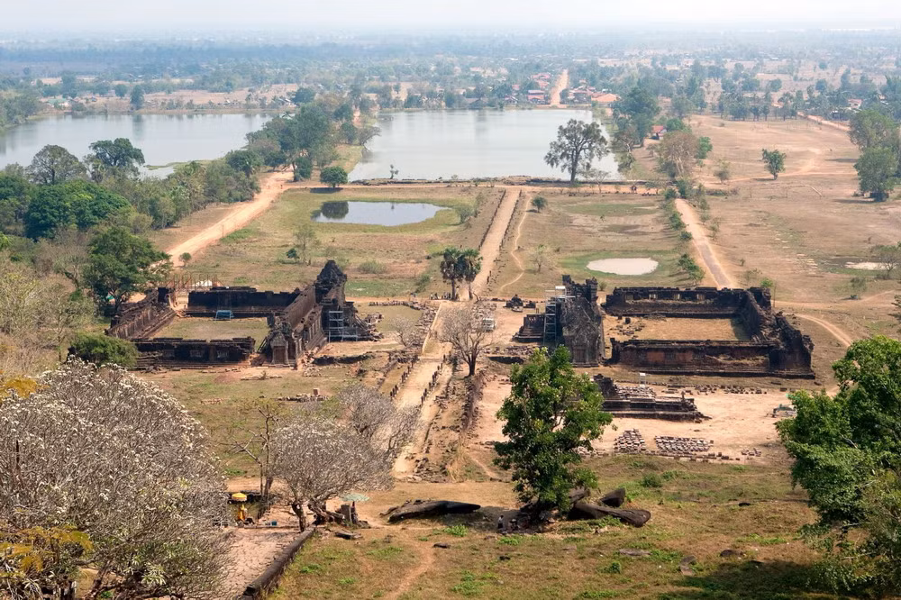 Theo các nhà sử học, Wat Phou là đền thờ xưa nhất ở Lào, do người Khmer theo đạo Hindu xây dựng để thờ thần Shiva. Đến thế kỷ 13, Wat Phou thuộc về lãnh thổ của người Lào và được hoán cải trở thành đền thờ Phật.
