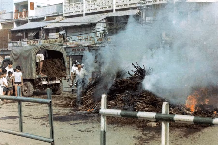 Cảnh sát tiêu hủy cần sa trên đường phố Cần Thơ sau một đợt truy quét năm 1971.