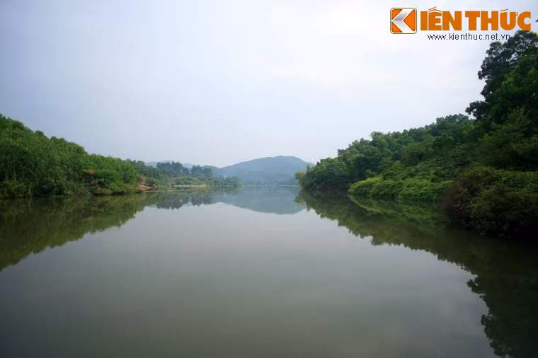 3. Từ lâu nay, đầm Ao Châu (nằm trên địa bàn thị trấn Hạ Hòa và các xã Y Sơn, Ấm Hạ và Phụ Khánh của huyện Hạ Hòa, tỉnh Phú Thọ) đã được mệnh danh là một "Vịnh Hạ Long ở đất tổ Hùng Vương". Đầm có khoảng 100 hòn đảo lớn nhỏ, hình dáng phong phú cùng với rất nhiều ngách nước đan cài trên diện tích mặt nước khoảng 2 km².
