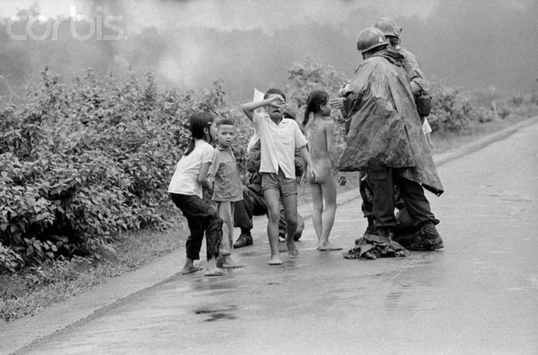 Những binh sĩ có mặt tại hiện trường xem xét tình trạng của bé gái xấu số.