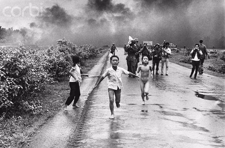 Bức ảnh này chụp "Em bé Napalm" ở một góc khác, với rất nhiều phóng viên đang tác nghiệp ở phía sau.