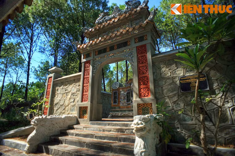 Cổng vào lăng mộ.