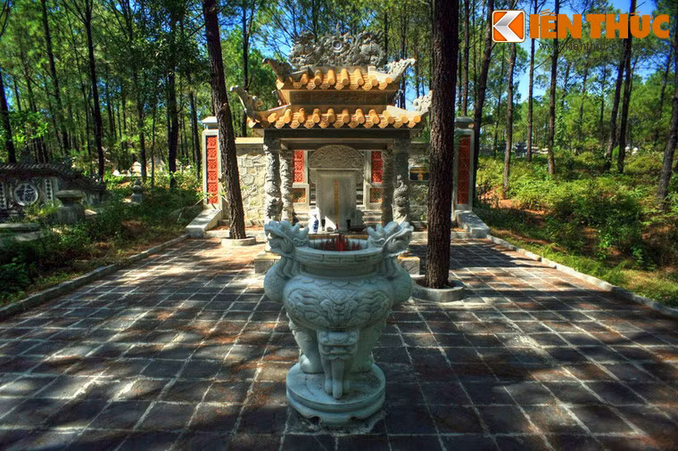 Khu lăng mộ đã được trùng tu lại theo kiến trúc cung đình triều Nguyễn với đầy đủ các hạng mục, gồm: tẩm lăng, bi đình, sân bi đình, đường trung đạo, trụ biểu, bình phong, hiển long và ẩn long… đúng tiêu chuẩn của một khu lăng mộ của một bậc hoàng đế.